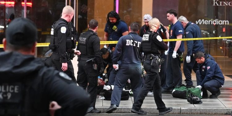 Secret Service kills attacker, takes one to hospital