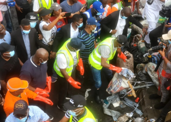 Sanwo-Olu clearing refuse during the monthly environmental sanitation exercise on Saturday
