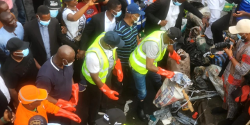 Sanwo-Olu clearing refuse during the monthly environmental sanitation exercise on Saturday