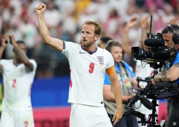 England captain Harry Kane scores multiple goals in the first group stage match against Croatia at the 2026 FIFA World Cup on the 18th, leading to a 4-2 victory, and makes a fist. /EPA-Yonhap