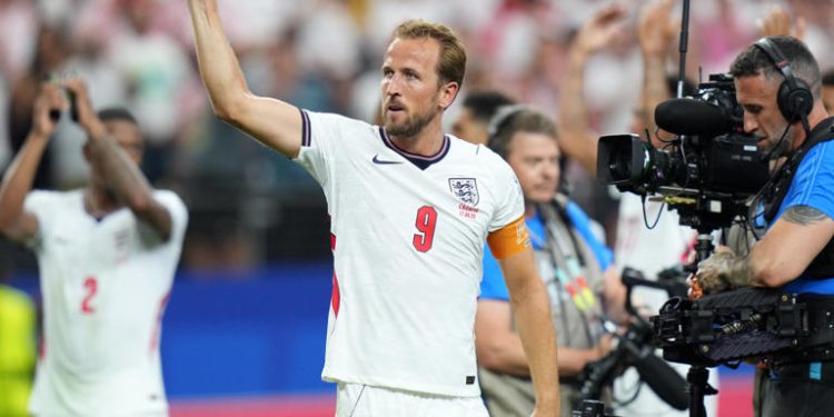 England captain Harry Kane scores multiple goals in the first group stage match against Croatia at the 2026 FIFA World Cup on the 18th, leading to a 4-2 victory, and makes a fist. /EPA-Yonhap