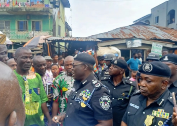 CP Tijani addressing residents and traders