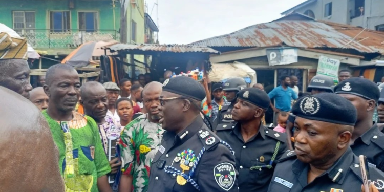 CP Tijani addressing residents and traders