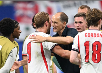England's forward, Harry Kane celebrates with England's head coach Thomas Tuchel after winning the 2026 World Cup round of 32 match football between England, the Democratic Republic of Congo at the Atlanta Stadium in Atlanta on July 1, 2026