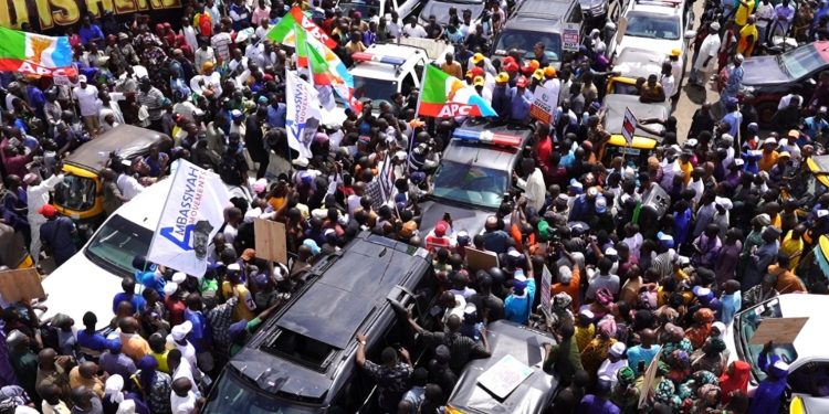 A large crowd of APC members rally against Governor AbdulRazaq in Ilorin on Monday