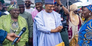 Kaduna State Governor, Uba Sani distributing free fertiliser to farmers.