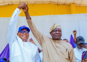 Former Osun State Governor, Olagunsoye Oyinlola, raises the hand of APC governorship candidate, Bola Oyebamiji, AMBO, at the endorsement event ahead of the state’s governorship election.