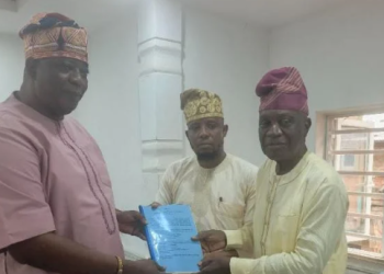General Secretary of the Fusengbuwa Ruling House, Prince Adeleke Adeyemi receives the 25-page report of the nine-member Fact-Finding Committee from the committee's chairman, Prince Olusegun Olusoga and Secretary, Adeyemo Oduneye.