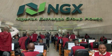 Investors trade shares on the Nigerian equities market as renewed sell-offs push market capitalization down by N260 billion, extending the market’s bearish trend.