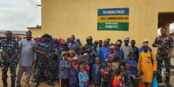 Police operatives in Kaduna with rescued victims who were abducted by armed men in Birnin Gwari Local Government Area.