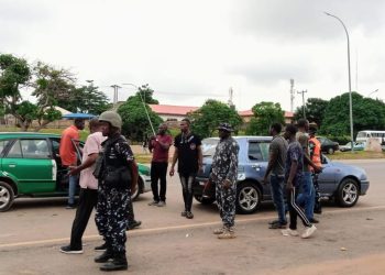 Security operatives and officials conduct an enforcement operation against illegal commercial vehicles and suspected “one-chance” criminal syndicates in Abuja.