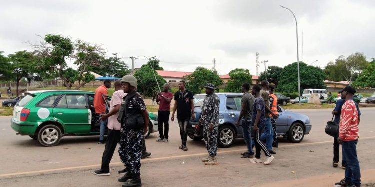Security operatives and officials conduct an enforcement operation against illegal commercial vehicles and suspected “one-chance” criminal syndicates in Abuja.