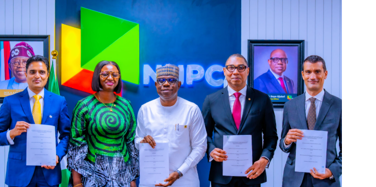 The Nigerian National Petroleum Company Limited and OML 118 contractor parties shortly after signing the PSC and DSA addenda for the Bonga Southwest/Aparo project in Abuja.