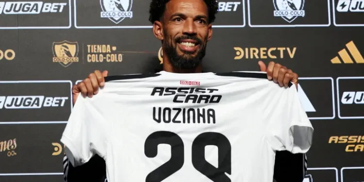Colo Colo new signing Vozinha poses with the club shirt