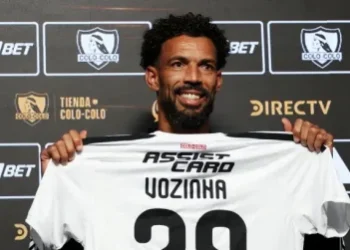 Colo Colo new signing Vozinha poses with the club shirt