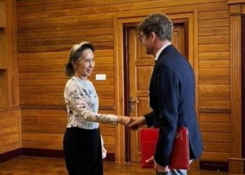 Detained former Myanmar leader Aung San Suu Kyi meets with Arnaud de Baecque, the ICRC resident representative in Myanmar, during a rare visit that marks her first confirmed contact with an external organization since the 2021 military coup.