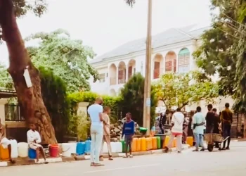 Residents of Wuse District, Abuja, are scavenging for water after the dislocation of a major trunk pipe.