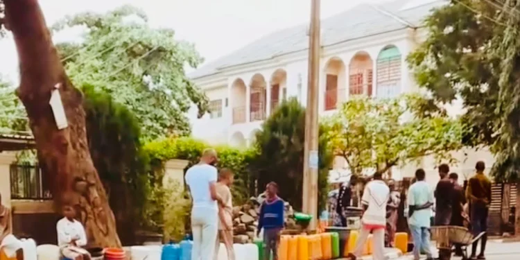 Residents of Wuse District, Abuja, are scavenging for water after the dislocation of a major trunk pipe.