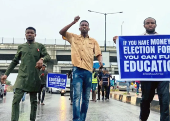 Students of Adekunle Ajasin University, Akungba-Akoko, block major roads around the institution during a protest against the 68-day strike disrupting academic activities and keeping students away from campus.