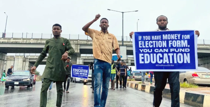 Students of Adekunle Ajasin University, Akungba-Akoko, block major roads around the institution during a protest against the 68-day strike disrupting academic activities and keeping students away from campus.