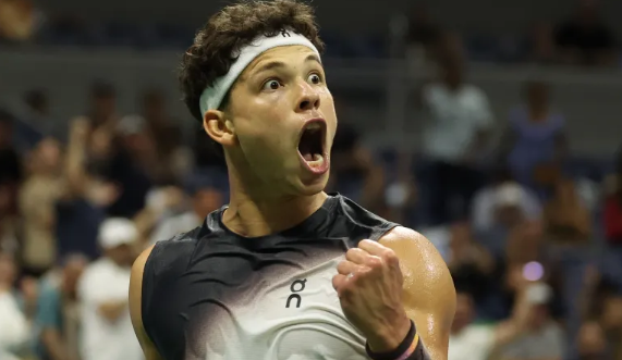 Ben Shelton celebratres winning a point in the US Open quarterfinal against Carlos Alcaraz
