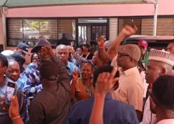 Workers of the Federal Ministry of Education block the ministry’s entrance in Abuja during a protest over the King’s College concession preventing the minister from entering office