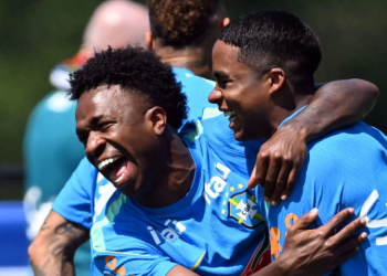 Endrick and Vinicius Jr during training