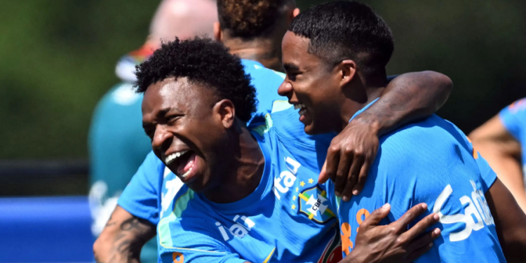 Endrick and Vinicius Jr during training