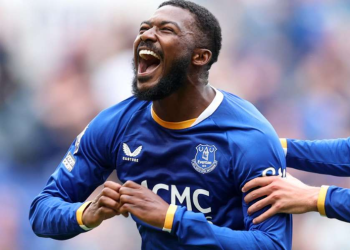 Everton player celebrates late win against Manchester United
