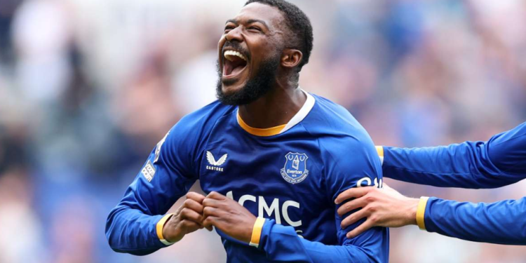Everton player celebrates late win against Manchester United