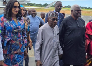Former Sierra Leone President Ernest Bai Koroma, in company of Nigeria’s Foreign Affairs Minister, Bianca Odumegwu-Ojukwu, and former President Olusegun Obasanjo, returns to Freetown after more than two years in Nigeria, following sustained regional diplomatic efforts aimed at easing political tensions between Koroma and President Julius Maada Bio.