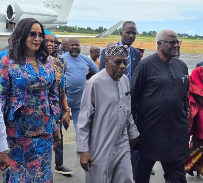 Former Sierra Leone President Ernest Bai Koroma, in company of Nigeria’s Foreign Affairs Minister, Bianca Odumegwu-Ojukwu, and former President Olusegun Obasanjo, returns to Freetown after more than two years in Nigeria, following sustained regional diplomatic efforts aimed at easing political tensions between Koroma and President Julius Maada Bio.