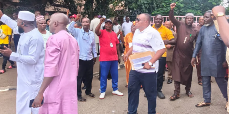 Members of the Joint Workers Union protest at the Federal Ministry of Education headquarters against the reported 35-year concession of King’s College, Lagos.