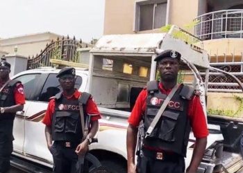 EFCC officials as the commission investigates an Abuja businessman over the alleged $120 million fraud involving a Ukrainian investor.