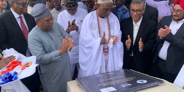 Olubadan, Oba Rasidi Ladoja and Officials perform the groundbreaking ceremony for a new mini-grid project aimed at improving electricity supply to five communities in Ibadan, Oyo State.