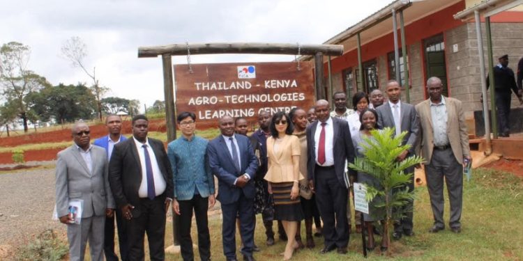 Thai and Kenyan officials pose for a group photograph at the Thailand–Kenya Agro-Technologies Learning Centre. (Source: Thailand International Cooperation Agency)