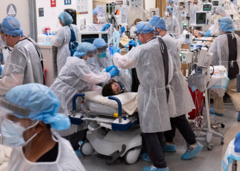 Patients receive medical care at a US hospital as the country ranks 38th globally in life expectancy, with rising deaths from chronic diseases widening the gap with other wealthy nations.