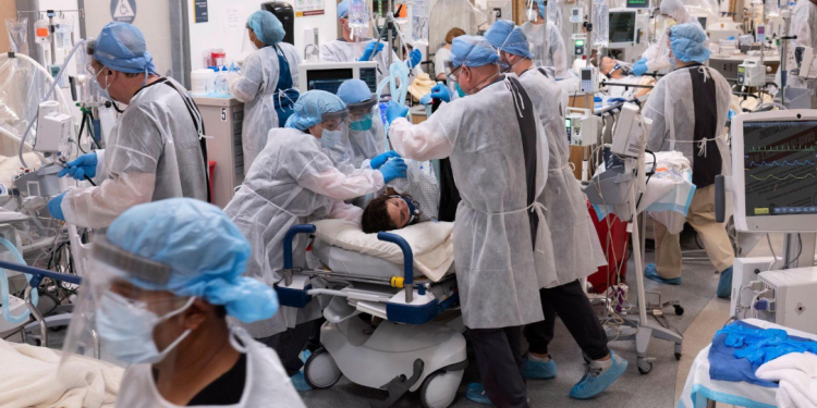 Patients receive medical care at a US hospital as the country ranks 38th globally in life expectancy, with rising deaths from chronic diseases widening the gap with other wealthy nations.